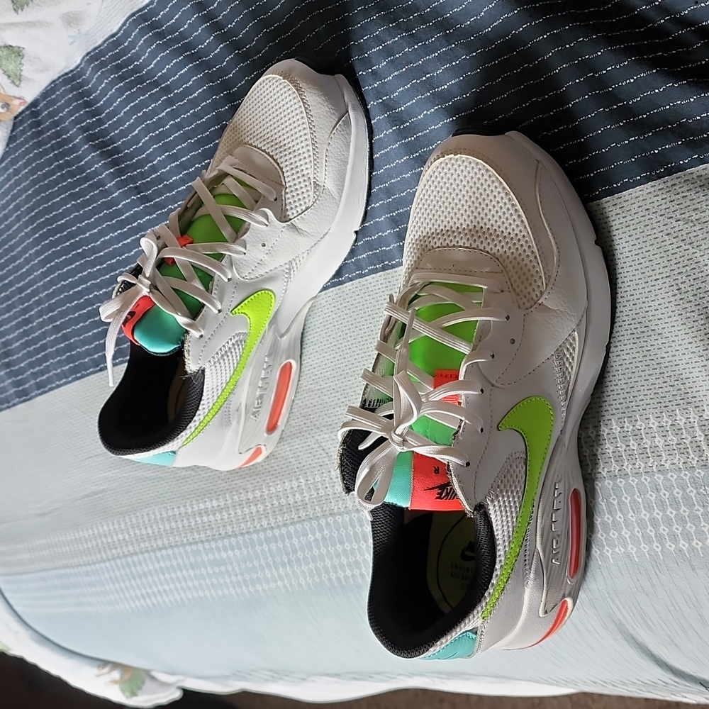 Womens size 9 Nike Air Max